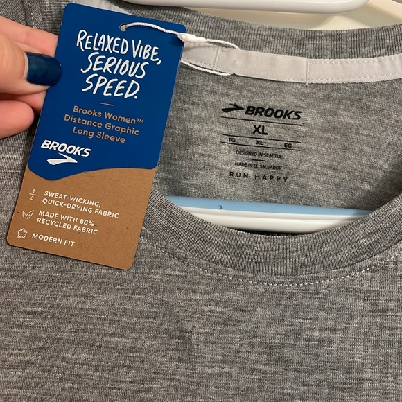 Brooks Run Happy Distance Graphic Long Sleeve Christmas themed shirt XL women’s - Picture 2 of 6